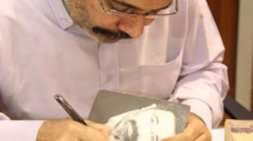 Ahmet &Uuml;mit, Adana'da Kitaplarını Imzaladı