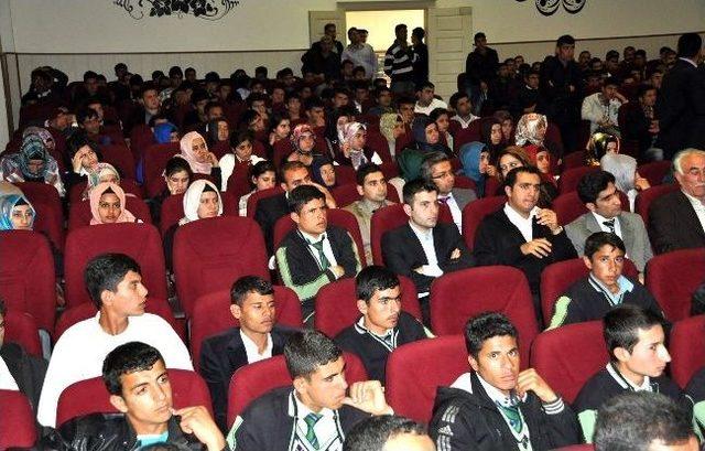 Akçakale'de, Üniversite Sınavına Girecek Öğrencilere Konferans