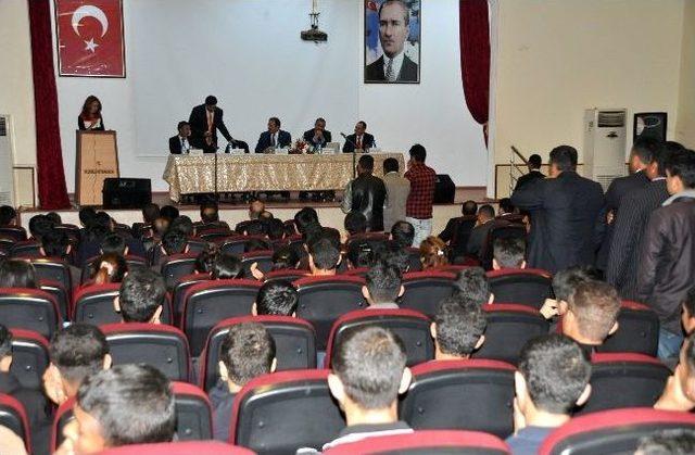 Akçakale'de, Üniversite Sınavına Girecek Öğrencilere Konferans