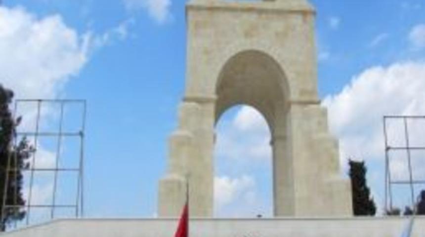 İtü Denizcilik Fakültesi Öğrencileri Şehitlikleri Ziyaret Etti