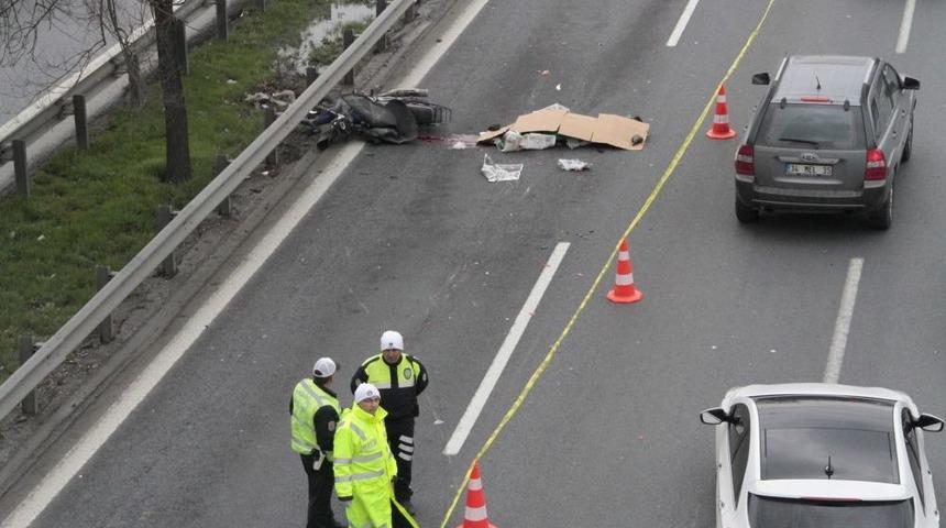 Yola Savrulan Motosiklet S&uuml;r&uuml;c&uuml;s&uuml;n&uuml; Otomobil Ezdi