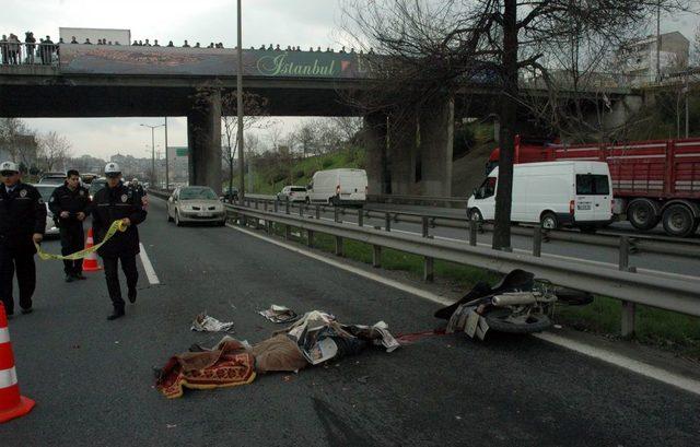 Yola Savrulan Motosiklet Sürücüsünü Otomobil Ezdi