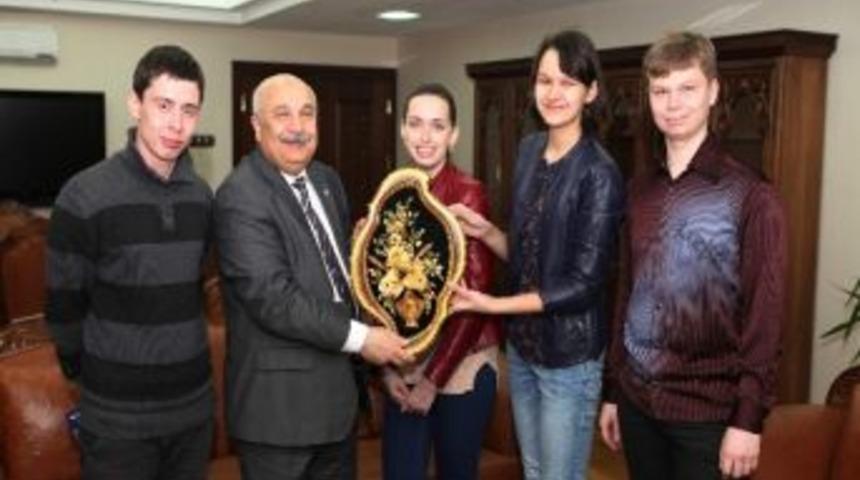 Yabancı &Ouml;ğrencilerinden Rekt&ouml;r G&ouml;n&uuml;ll&uuml;&rsquo;ye Ziyaret