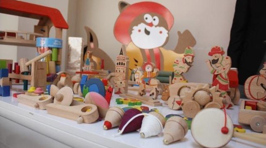 Sanal Oyunlara Karşı Psikolog Eşliğinde Oyuncak &Uuml;retiyor