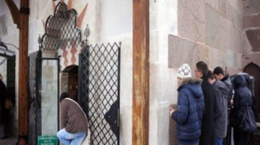 YGS &Ouml;ncesi &Ouml;ğrenciler Hacı Bayram Veli T&uuml;rbesi'ne Akın Etti