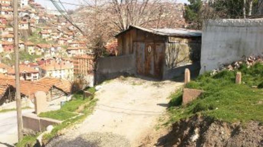 Mezarlar Gecekonduların I&ccedil;inde Kaldı