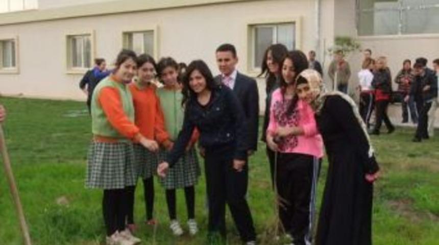 &Ouml;ğrenciler Ilkbaharı Fidan Dikerek Karşıladılar