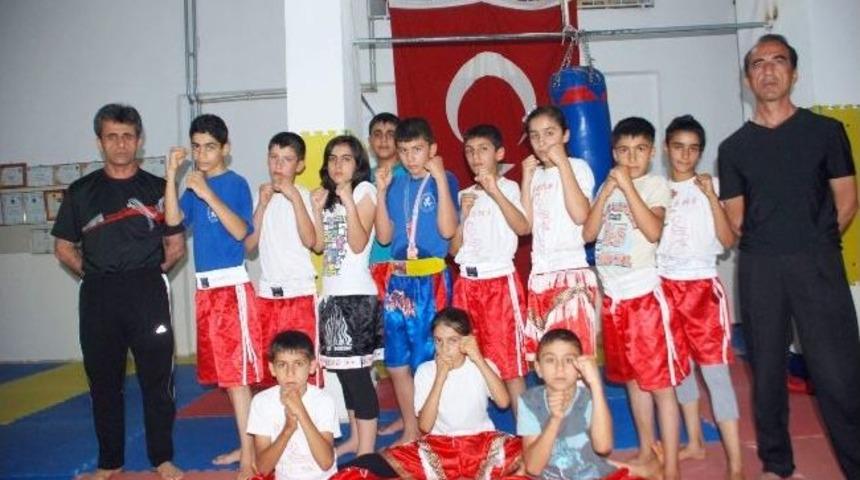 Muay Thai D&uuml;nya 2. Ve D&uuml;nya 3. Besni&rsquo;den