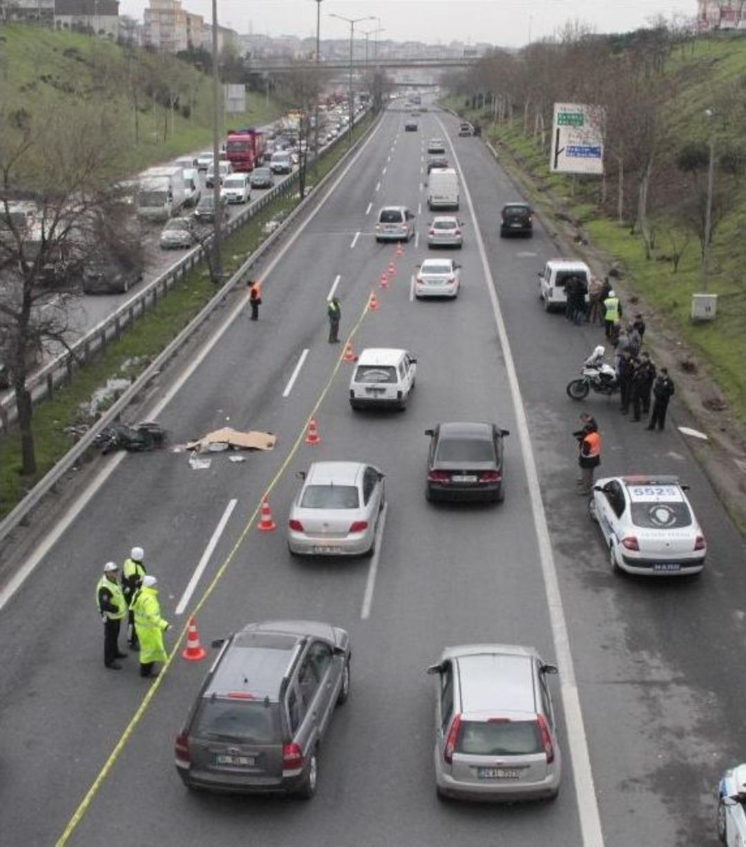 Dengesini Kaybederek Yere D&uuml;şen Motosiklet S&uuml;r&uuml;c&uuml;s&uuml;n&uuml; Otomobil Ezdi
