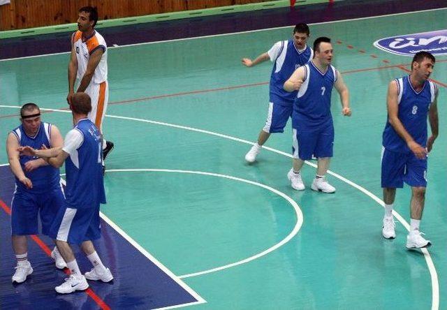 Zihinsel Engellilerden Gangnam Şov 2