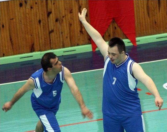 Zihinsel Engellilerden Gangnam Şov 3