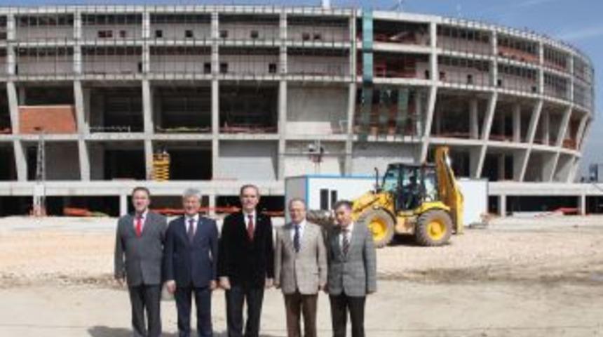 Bursa'nın Yeni Stadında &Ccedil;atı Kaplama Işlemine Başlandı