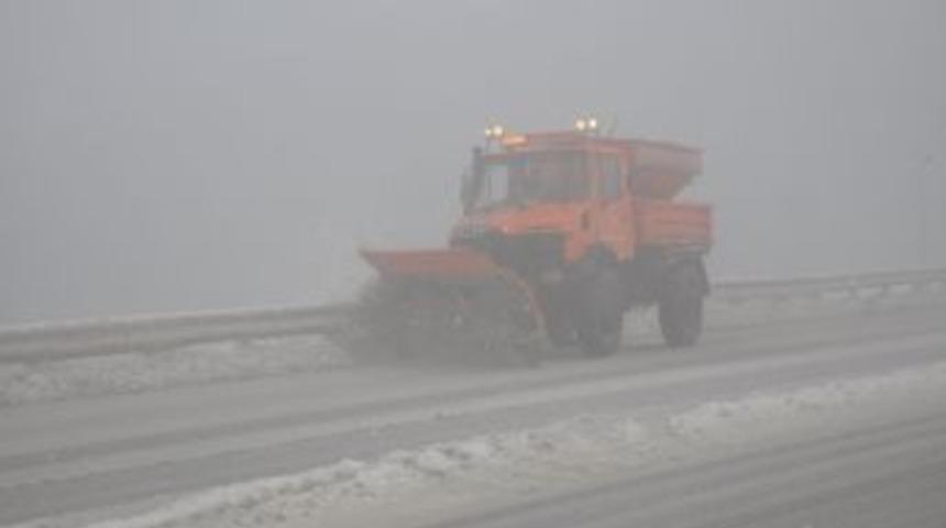 Bolu Dağı'nda Kar Yağışı S&uuml;r&uuml;c&uuml;leri Zorluyor