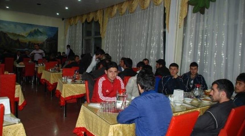 Futbolcular Ve İl&ccedil;e Protokol&uuml; Moral Yemeğinde Buluştu