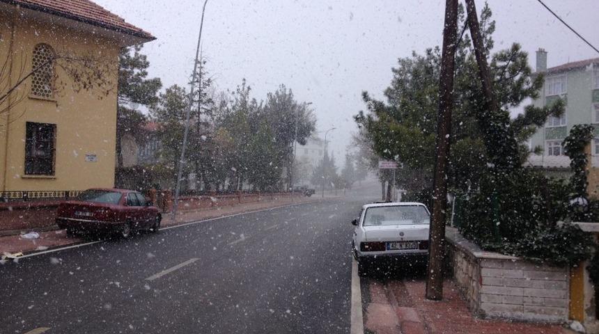 Konya Baharda Kıştan Kalma Karlı Bir G&uuml;ne Uyandı