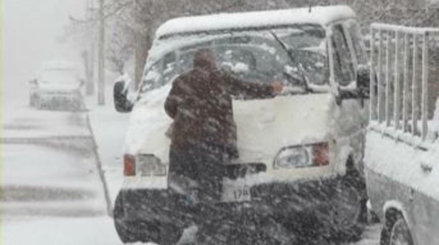 Erzincan'da Kar Şehri Beyaza B&uuml;r&uuml;d&uuml;