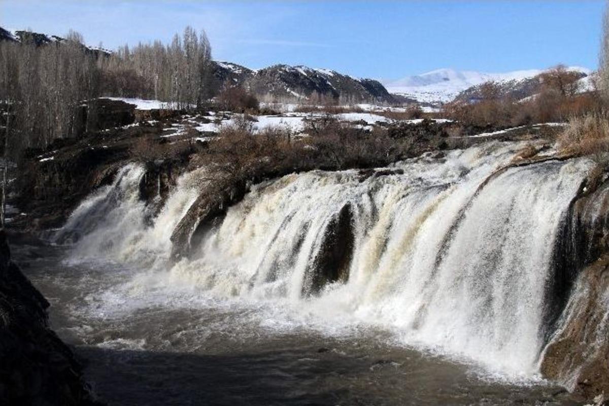 Muradiye Şelalesi&rsquo;nin İki Farklı Y&uuml;z&uuml;