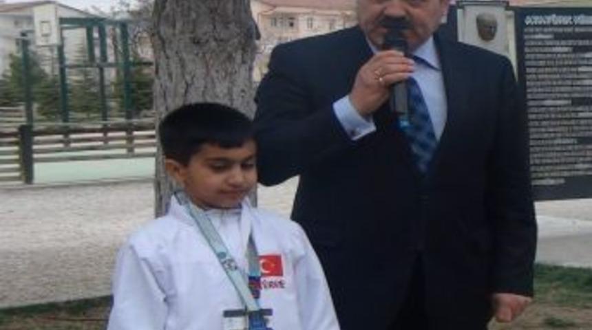 Muay Thai D&uuml;nya Şampiyonu İkincisine Okul M&uuml;d&uuml;r&uuml;nden Altın