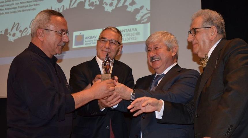 17. Altın Portakal Şiir &Ouml;d&uuml;l&uuml; Ş&uuml;kr&uuml; Erbaş&rsquo;a Verildi