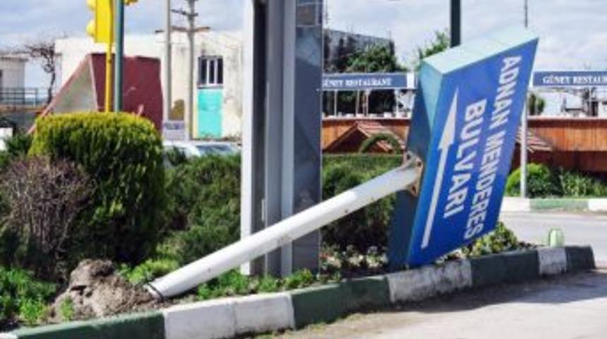 Osmaniye&rsquo;de Fırtına Şehir Merkezini Yıktı Ge&ccedil;ti