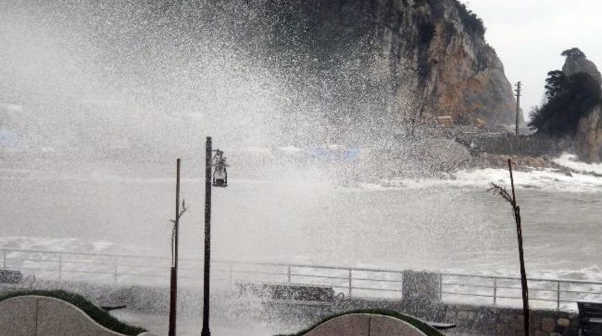 Amasra'da Fırtına Nedeniyle Dalgalar 7 Metreye Ulaştı