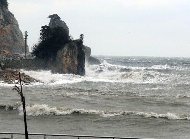 Amasra'da Fırtına Nedeniyle Dalgalar 7 Metreye Ulaştı