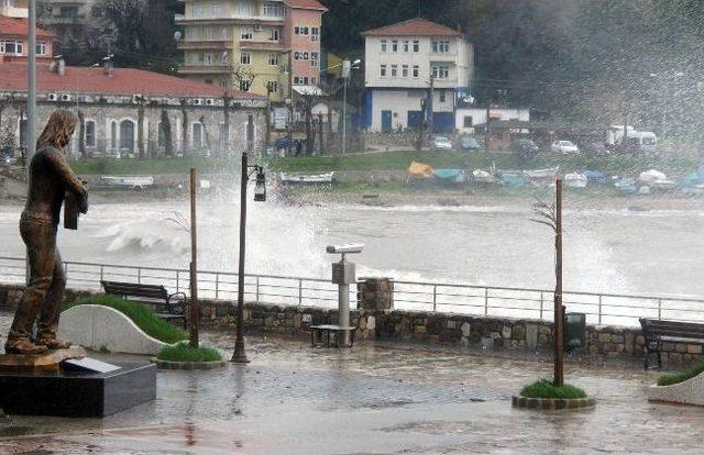 Amasra'da Fırtına Nedeniyle Dalgalar 7 Metreye Ulaştı