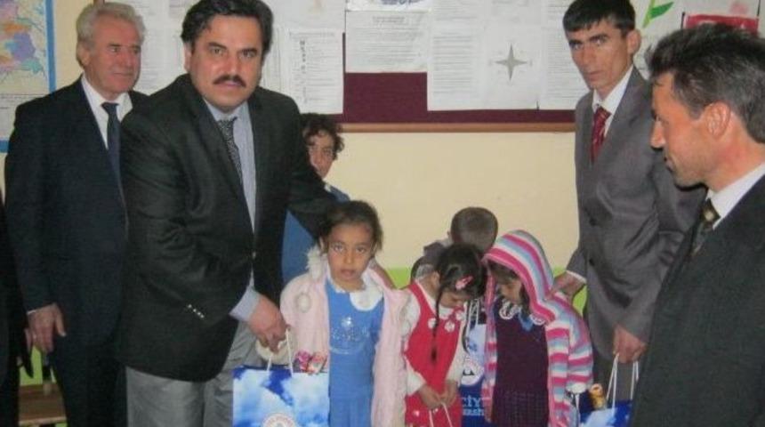 &Uuml;niversitelilerden G&ouml;ksunlu &Ouml;ğrencilere Yardım