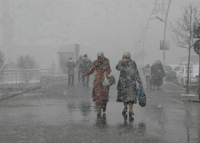 Erzurum'da Kış Geri Geldi