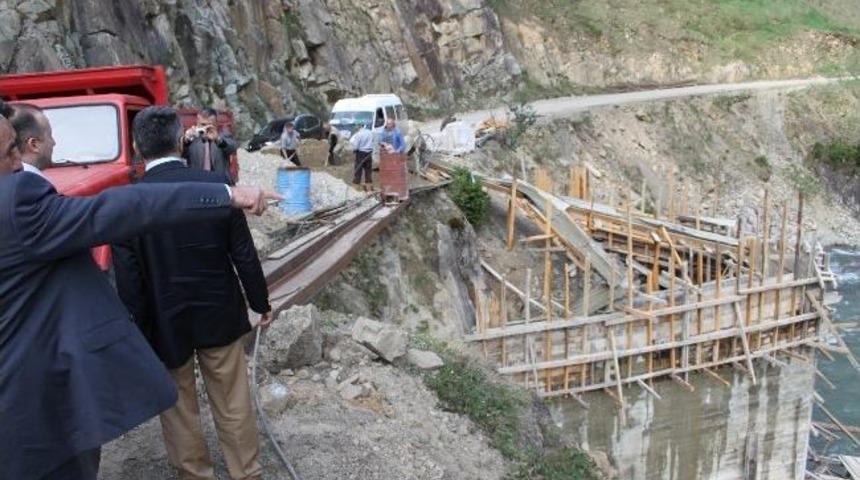 Espiye İl&ccedil;esinde Devlet-vatandaş Birlikte K&ouml;pr&uuml; Yapıyor