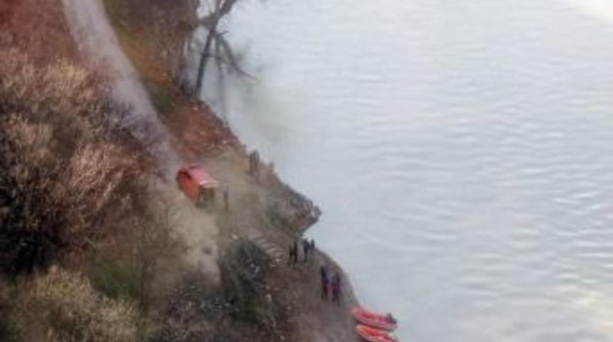 Jandarma Sualtı Timi, Munzur Nehri'ne D&uuml;şen Genci Arıyor