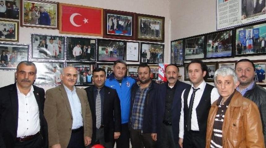 Ak Parti Merkez İl&ccedil;e Başkanı Altunbaş&rsquo;tan Boks Kul&uuml;b&uuml;ne Ziyaret