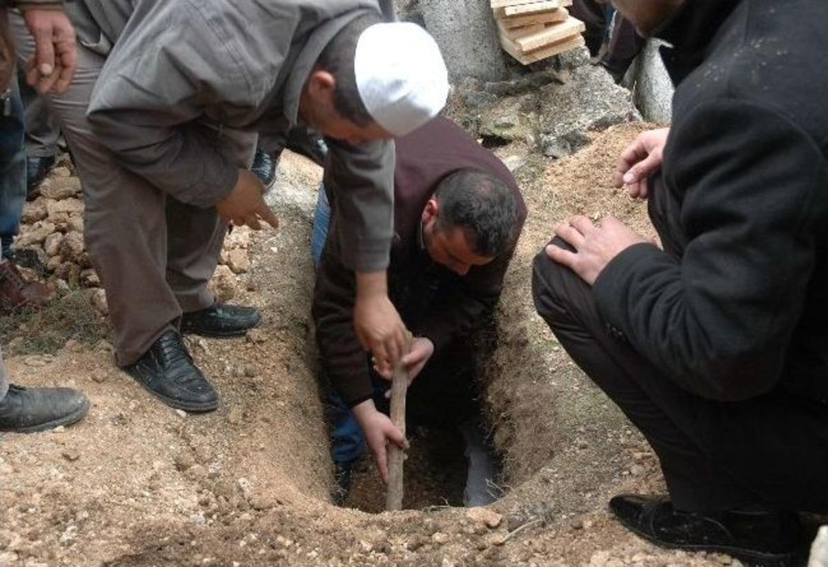 Annesinin Terk Ettiği L&ouml;semi Hastası Şeyma Toprağa Verildi