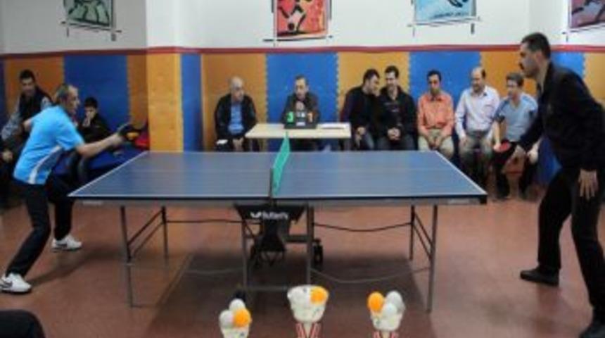 Babalar, Masa Tenisi Turnuvasında Yarıştı