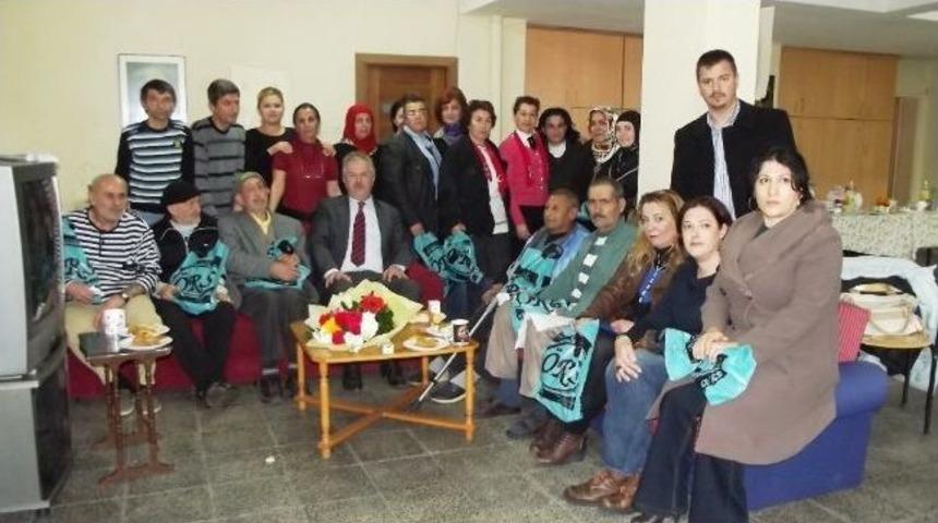 Ayvalık&rsquo;ta Mhp&rsquo;li Asenalardan Yaşlılara Moral G&uuml;n&uuml;