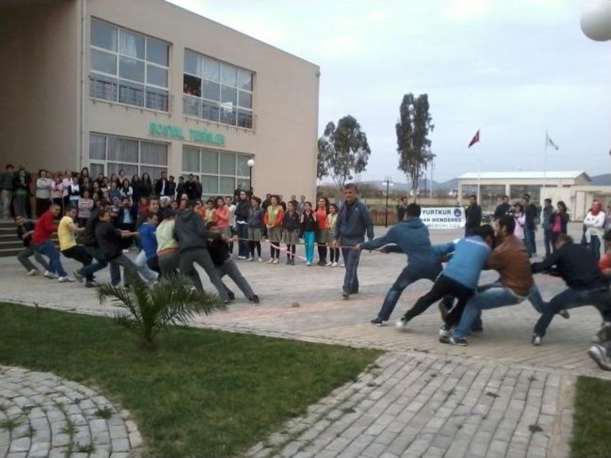 &Ouml;ğrenciler Baharı Ağa&ccedil; Dikerek Karşıladı