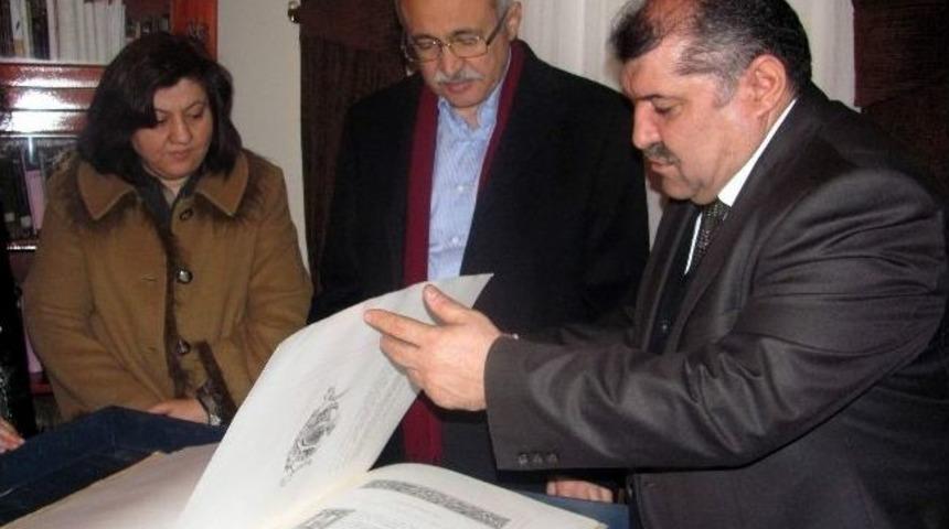 Vali Kemelek, Ziyabey Yazma Eserler K&uuml;t&uuml;phanesi&rsquo;nde İncelemelerde Bulundu