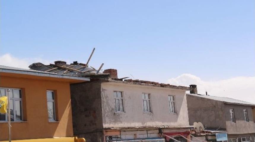 &Ccedil;ıldır'da Aşırı R&uuml;zgar Evlerin &Ccedil;atılarına Zarar Verdi