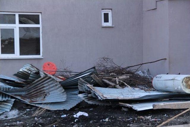 &Ccedil;ıldır da Aşırı R&uuml;zgar Evlerin &Ccedil;atılarına Zarar Verdi 1