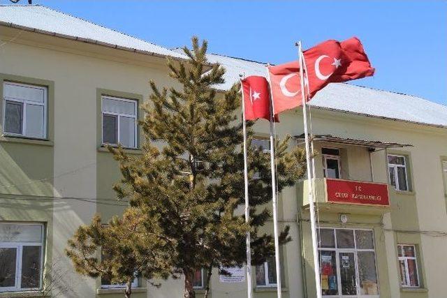 &Ccedil;ıldır da Aşırı R&uuml;zgar Evlerin &Ccedil;atılarına Zarar Verdi 3