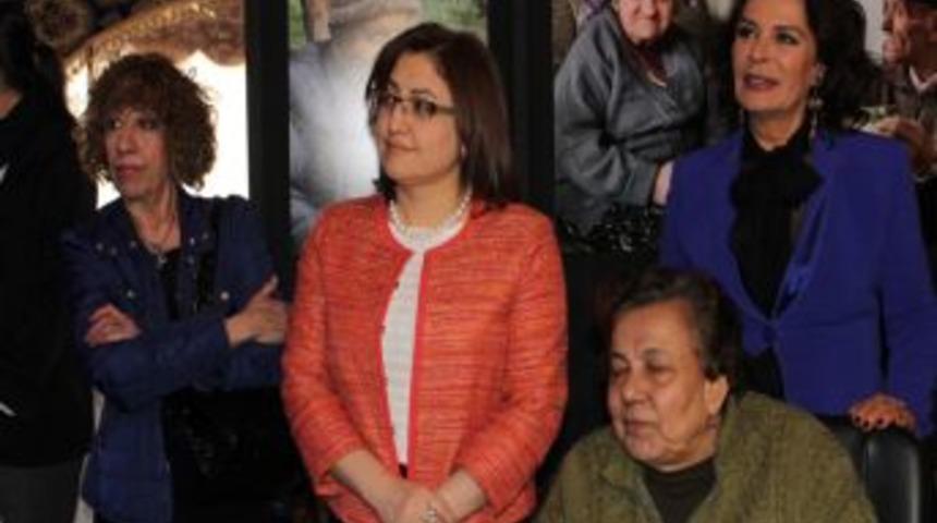Bakan Şahin, Dar&uuml;laceze Sakinleriyle Şarkı S&ouml;yledi