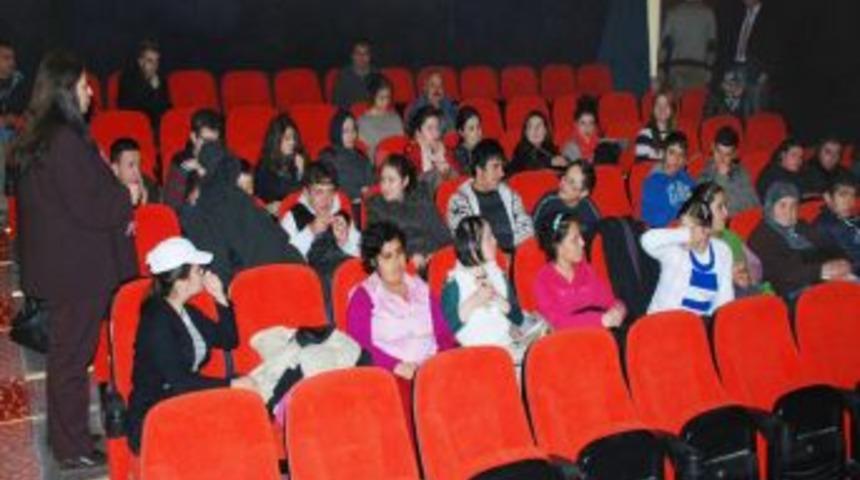 &Ouml;zel Eğitim &Ouml;ğrencileri &Ccedil;anakkale Yolun Sonu Filmini Izledi