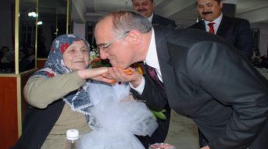 Vali &Ouml;z&ccedil;imen Yaşlılarla Bir Araya Geldi.