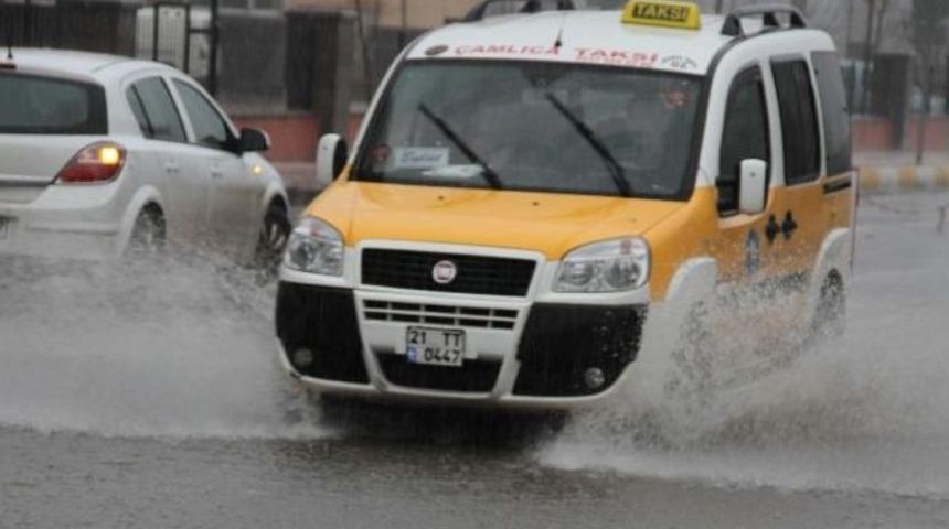 Diyarbakırlılar Yağmura Hazırlıksız Yakalandı