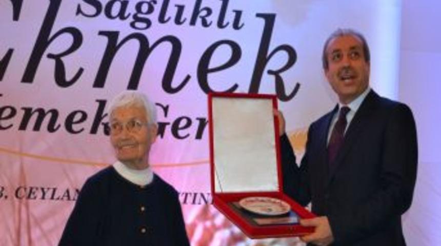 Eker: &Ccedil;&ouml;pe Atılan Ekmek Ile 500 Kilometre Daha Duble Yol Yapılırdı