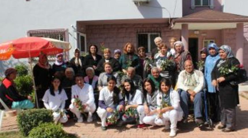 MHP&rsquo;li kadınlar, yaşlılaları unutmadı