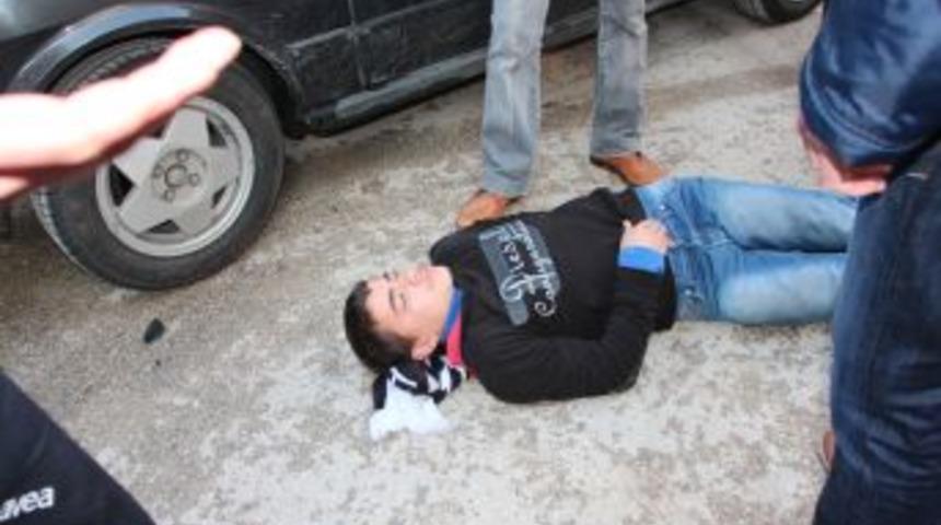 S&uuml;r&uuml;c&uuml; trafik kazası yaptı ardından basına saldırdı