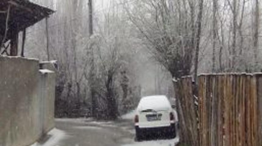 Malatya'da &Ccedil;i&ccedil;ek A&ccedil;an Kayısı Ağa&ccedil;larının &Uuml;zerine Kar Yağdı