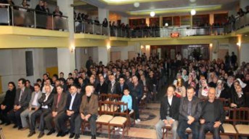 Bedi&uuml;zzaman Sevgisi, Salona Sığmadı