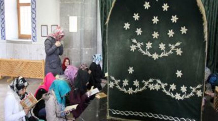 YGS &Ouml;ncesi &Ouml;ğrenciler T&uuml;rbelere Akın Etti